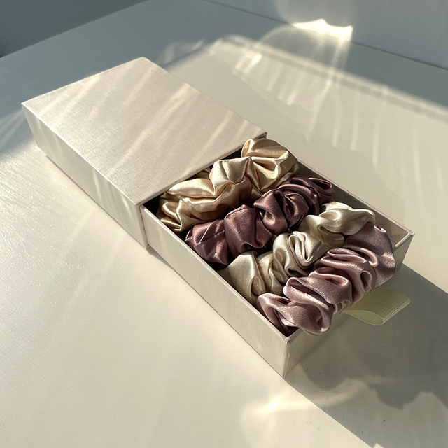 Capelli lisci e di fascia alta senza danneggiare i capelli, elastici in seta al 100%.