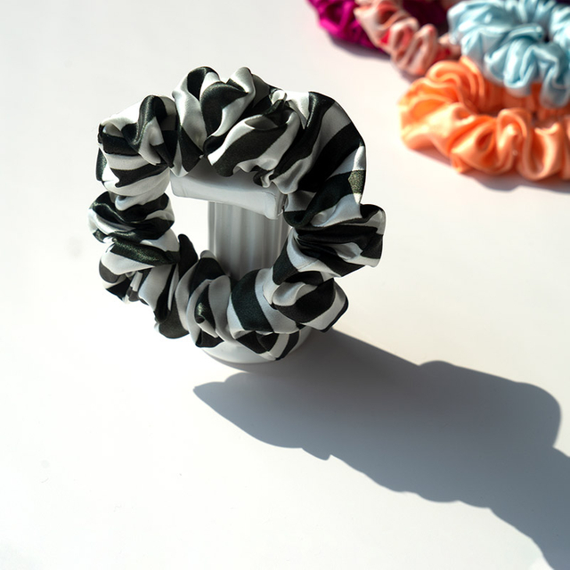 Set regalo di elastici skinny in pura seta di grado 22 Momme. Scrunchie in seta di gelso al 100%.