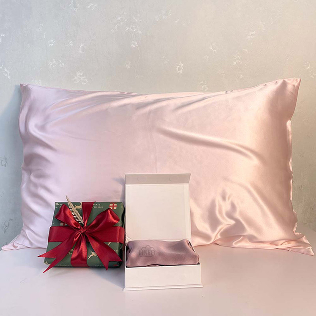 Federa per la cura della pelle comoda e liscia in seta al 100%.