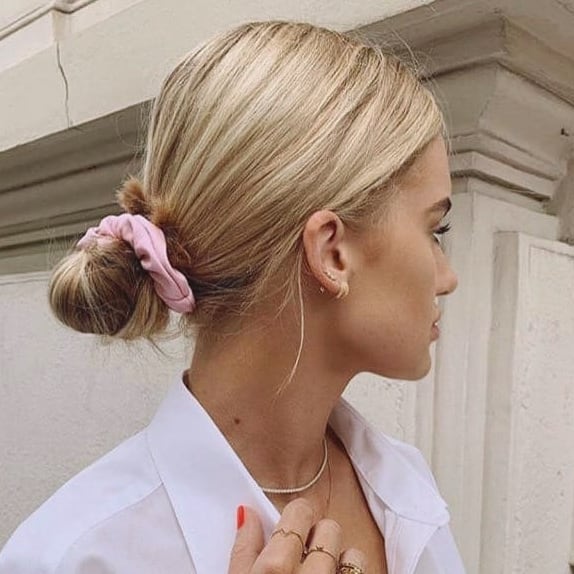 Dovresti dormire con i capelli in uno scrunchie di seta?